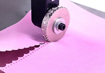 Ultrasonic lace machine cutting nonwoven fabric